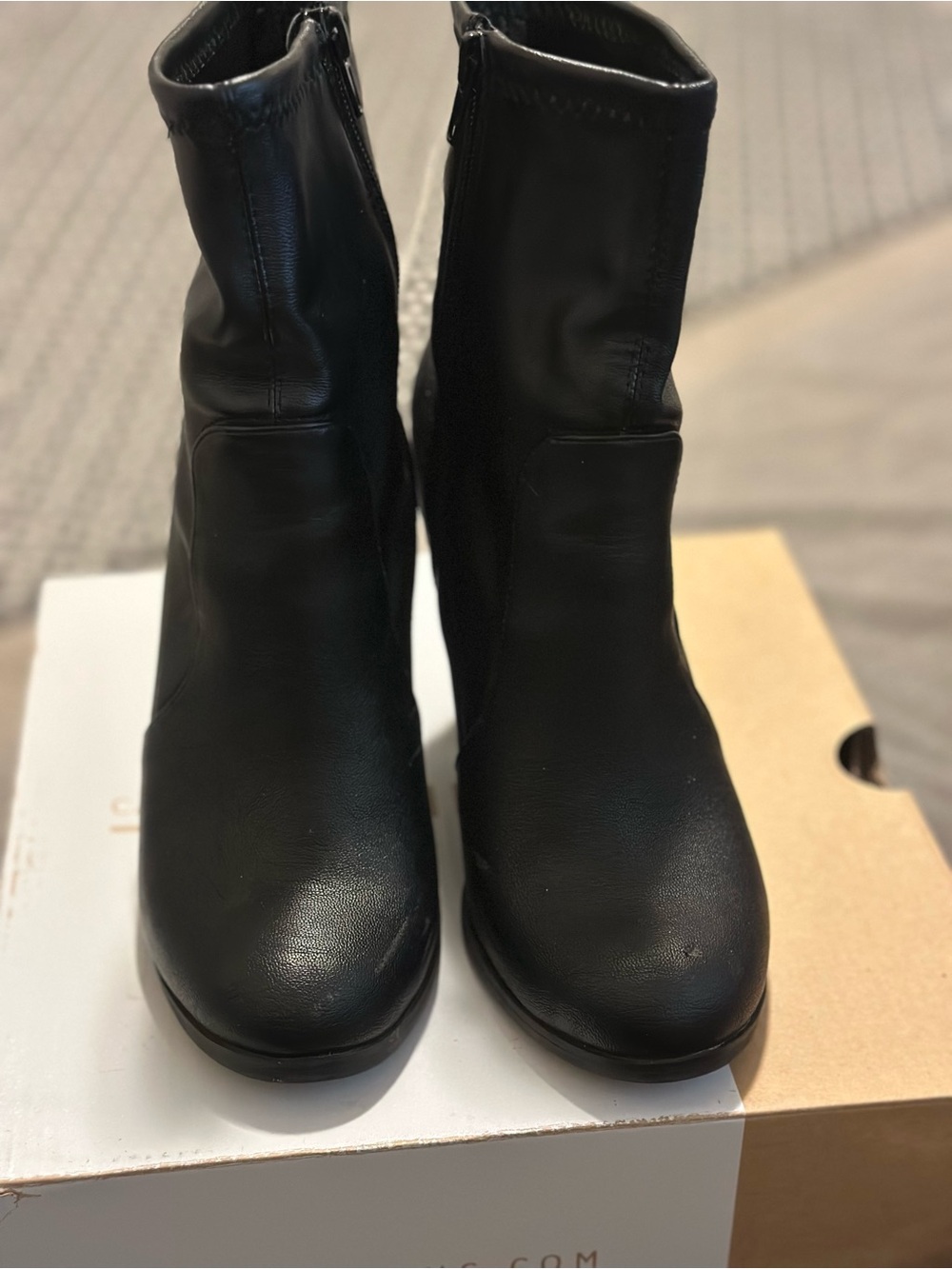 Classic Black Women's Ankle Boots - Sleek Zipper Design size 7